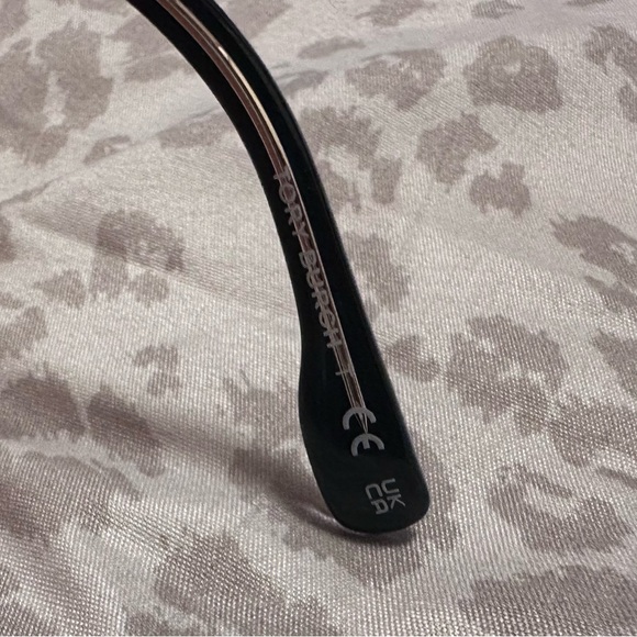 Tory Burch Black Sunglasses with Orange Case & Dust baggie - Picture 5 of 5